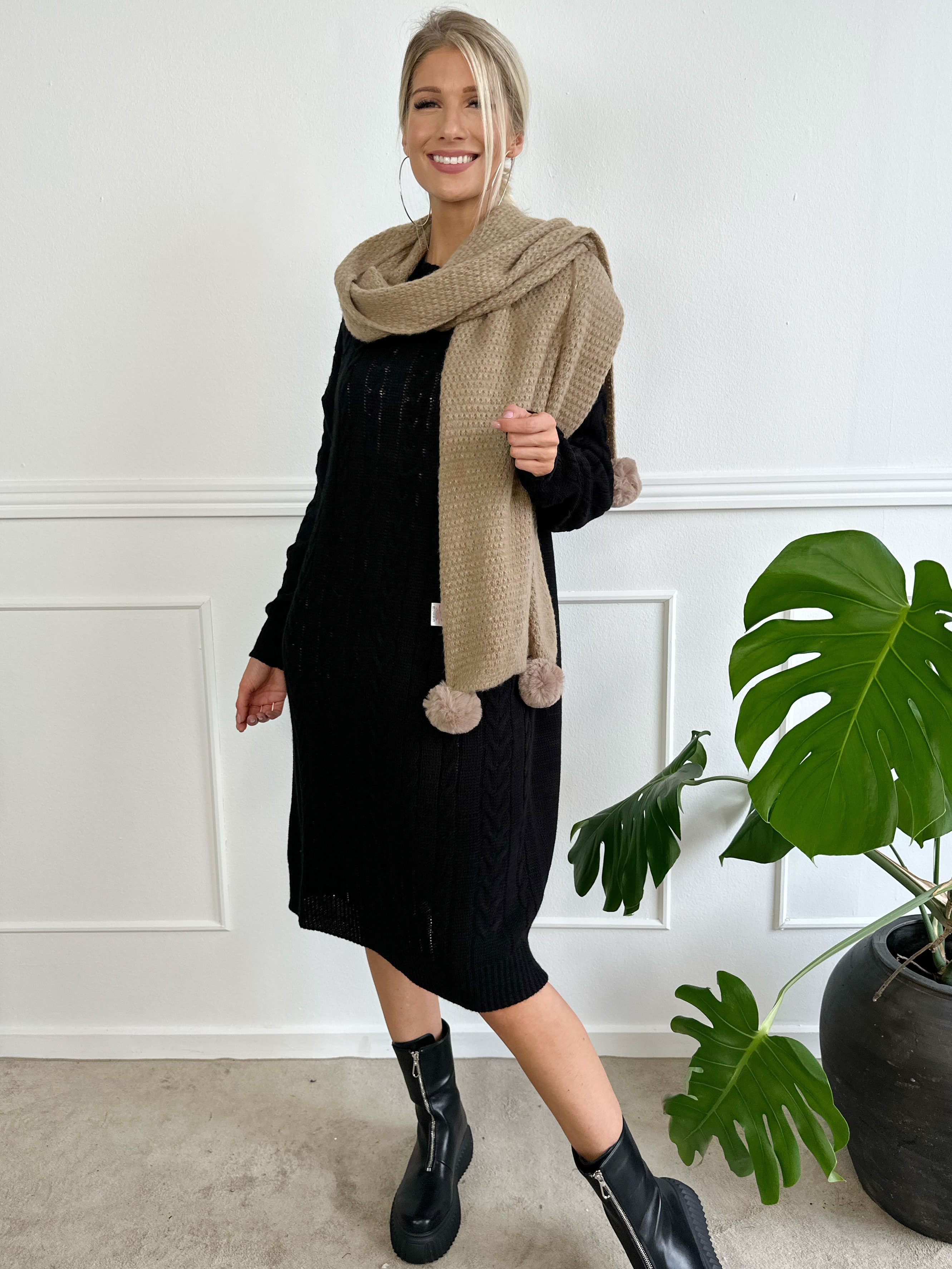 Karolina - Lang kjole med kabelstrik